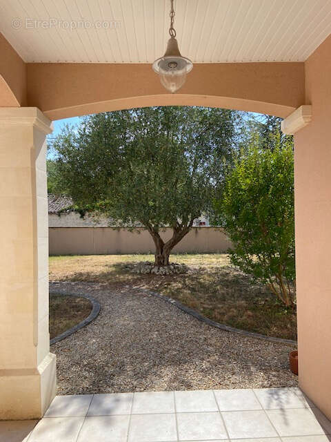 ROULLET SAINT ESTEPHE Maison de plain pied 169 m2  3 chambres secteur calme - photo 3