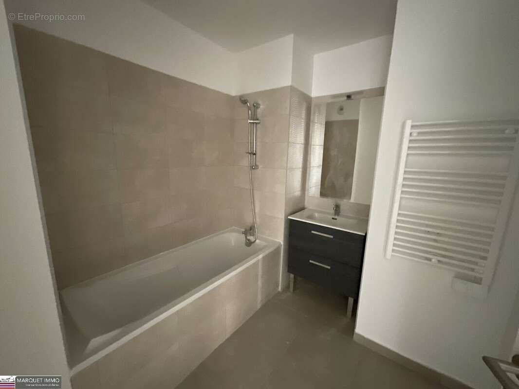APT T4 offrant 90 m² avec terrasse 15 m² et parking au 4° étage avec ascenseur... - photo 7