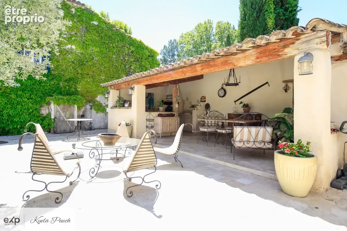 Kyela Puech présente une bastide renovée au Puy Sainte Réparade, à 15mins de Aix-en-Provence, 5 mins de Chateau Lacoste, avec dépendance de 50m2, piscine, pool house et annexes- en campagne