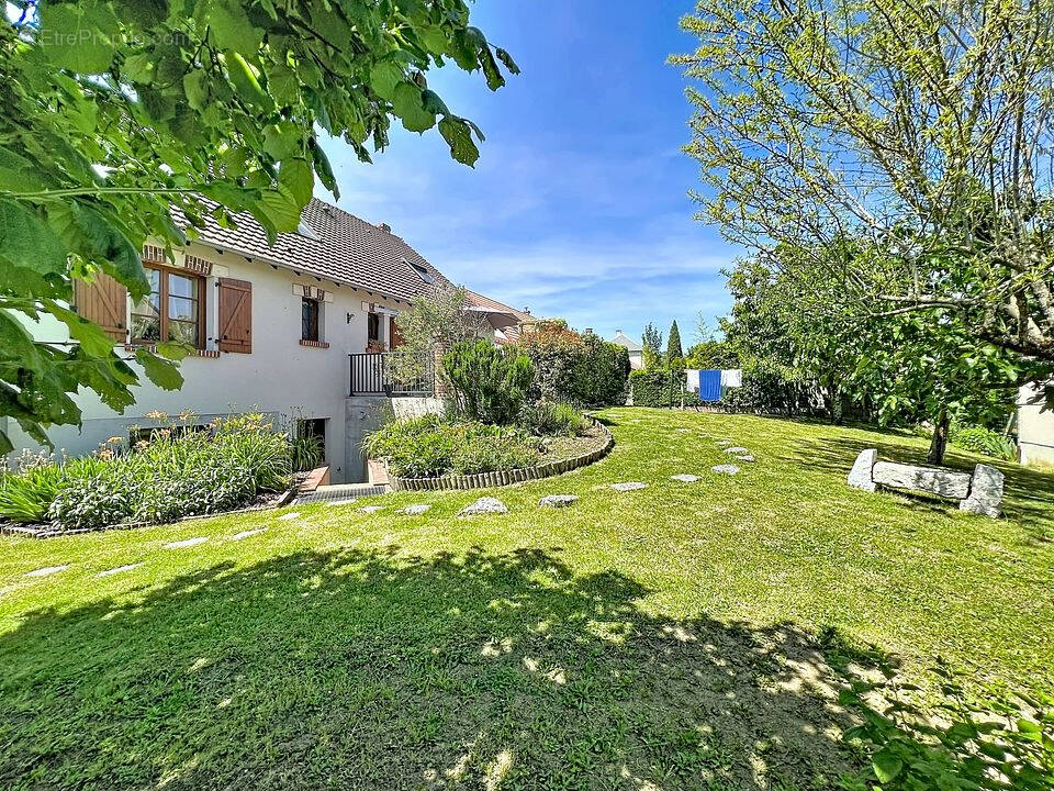 Maison à LA CHAPELLE-SAINT-MESMIN