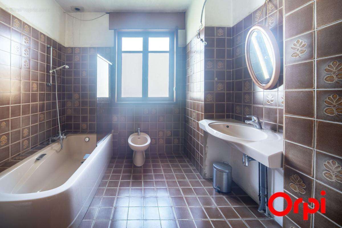 Maison à BAGE-LA-VILLE