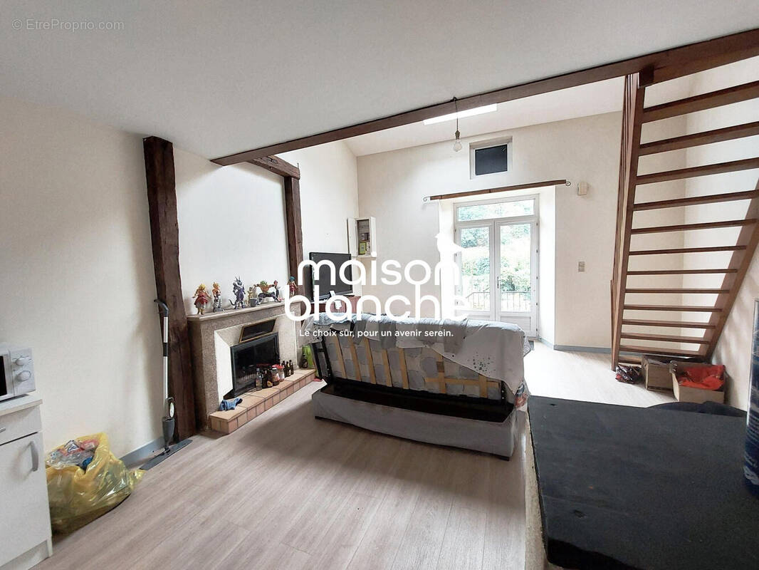 Séjour du T2 - Appartement à PARTHENAY