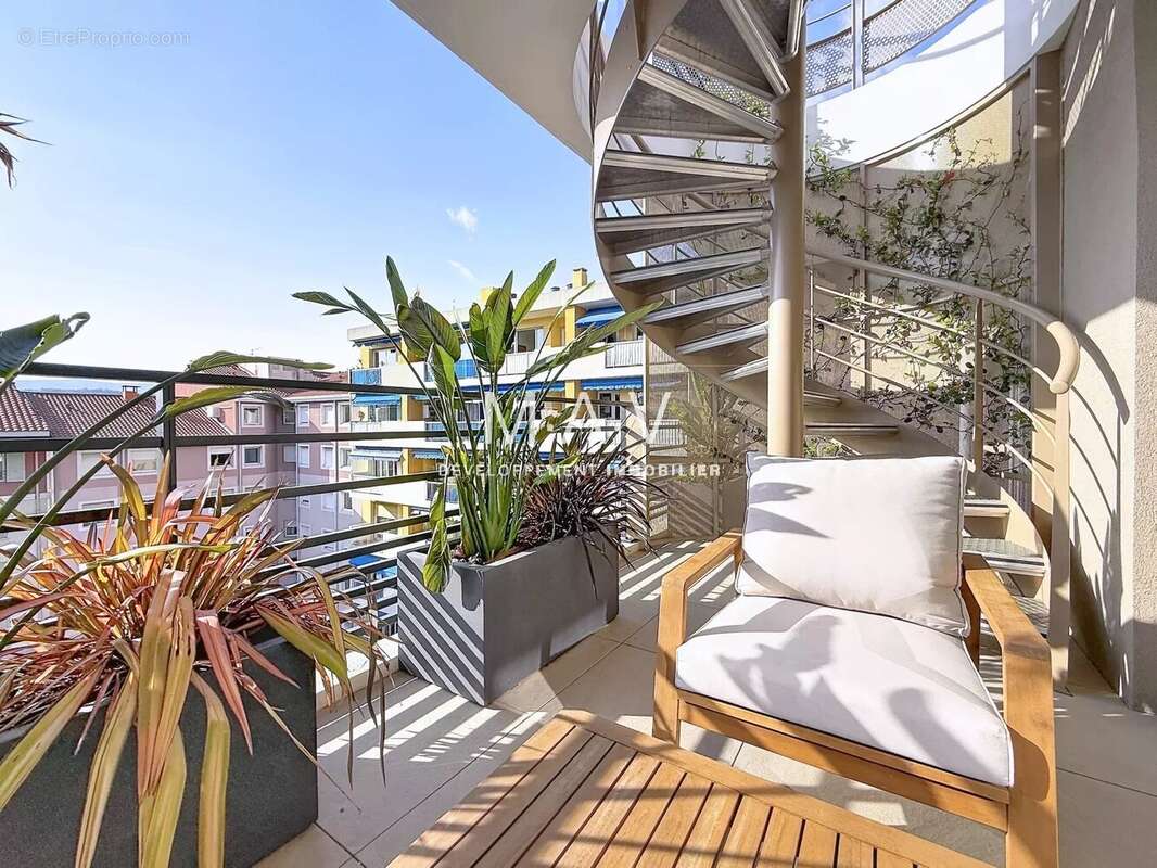 Nice/proche port – appartement duplex 3 pièces, dernier étage, état neuf, 2 terrasses au calme - photo 6