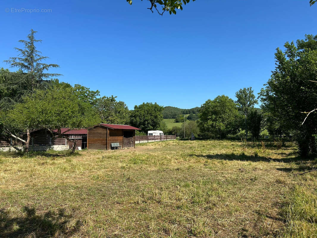 Maison en pierre sur 1615 m2 de terrain - photo 2