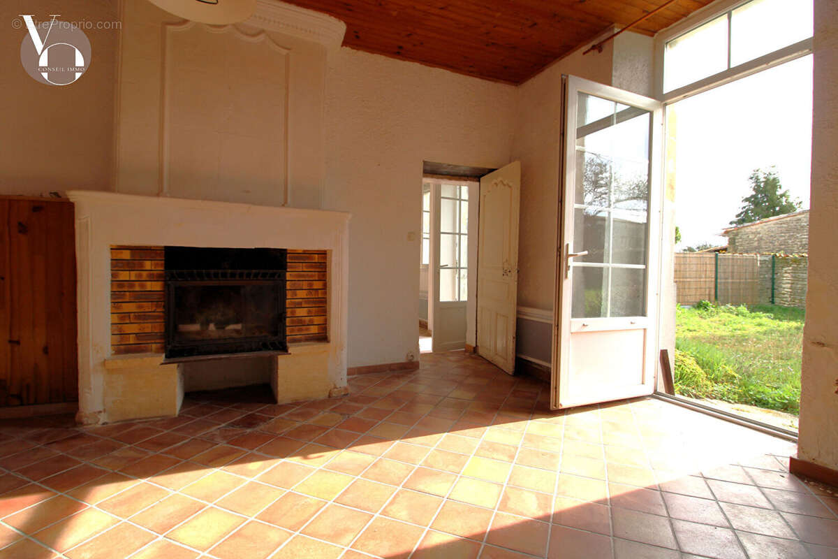 Maison à SAINT-GENIS-D'HIERSAC