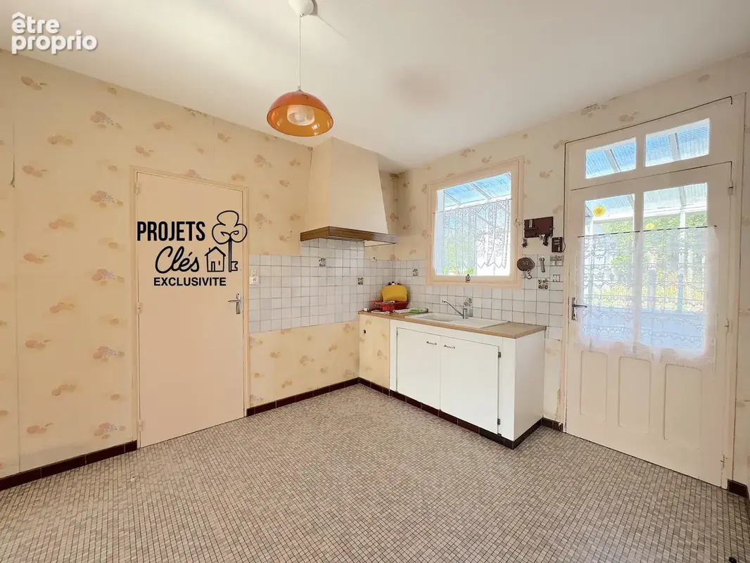 Maison à rénover, 2 chambres et un bureau - proximité immédiate des commerces et services - photo 4