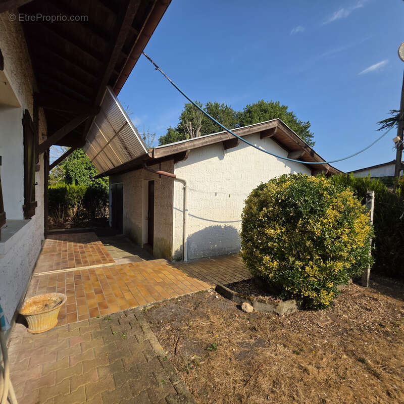 Maison familiale avec dépendances, terrain clos de 2 965 m2 et fort potentiel professionnel - photo 2