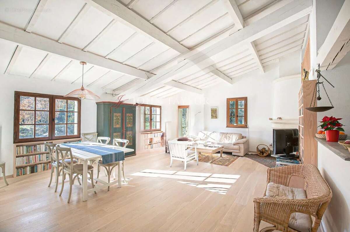 Maison à vendre sur Ménerbes – Vue sur le Luberon, piscine et beau potentiel au calme - photo 3