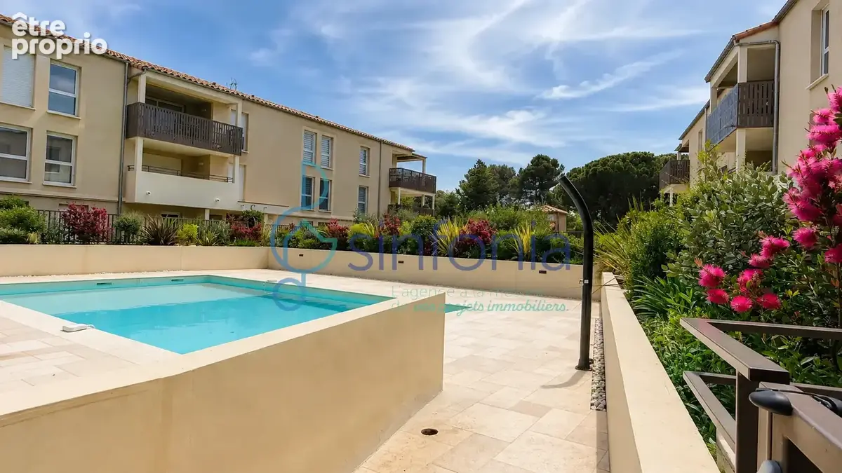 Uzès - À quelques pas du centre historique, T2 avec terrasse, piscine et parking. - photo 2