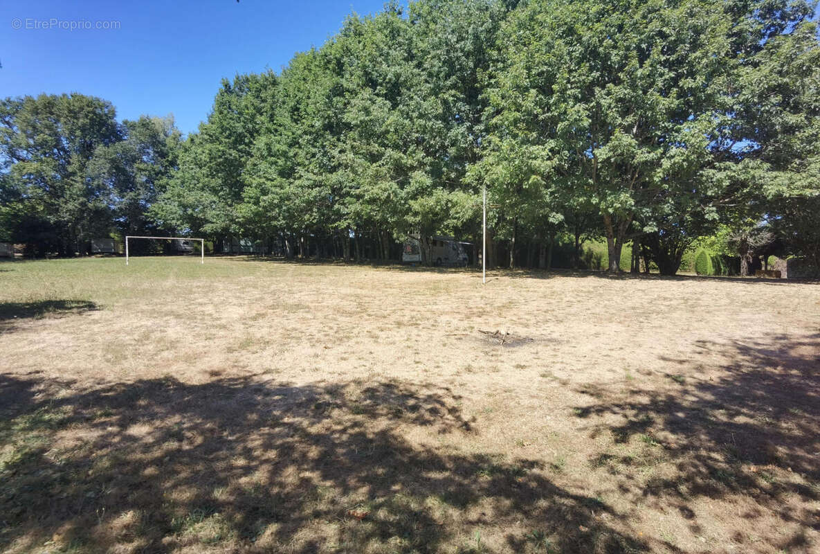 Terrain de jeu - Commerce à JUMILHAC-LE-GRAND