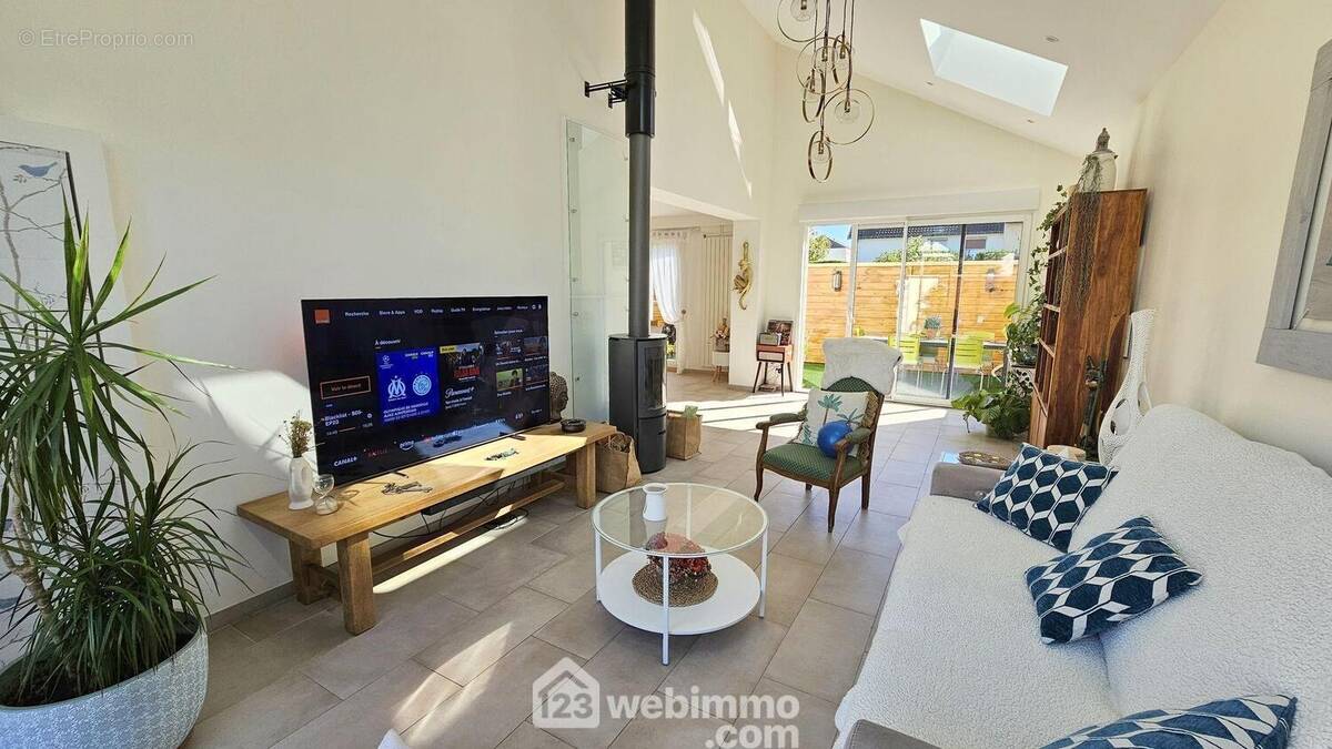 Un séjour avec un accès sur la seconde terrasse. - Maison à MALESHERBES