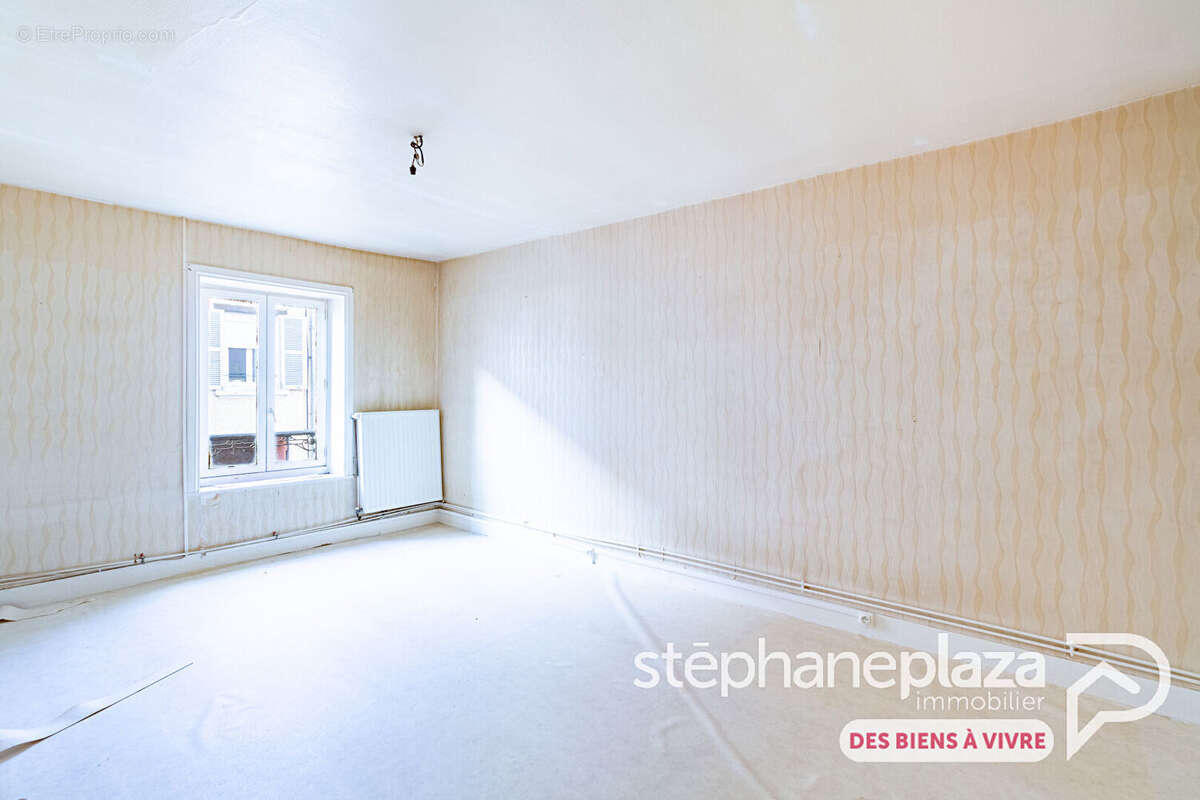 Appartement à rénover ou à diviser de 159m² de surface utile à VILLARS-LES-DOMBES - Possibilité de créer deux T3 de 77m² ! - photo 2