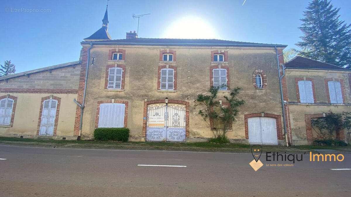Facade  - Maison à SOULAINES-DHUYS