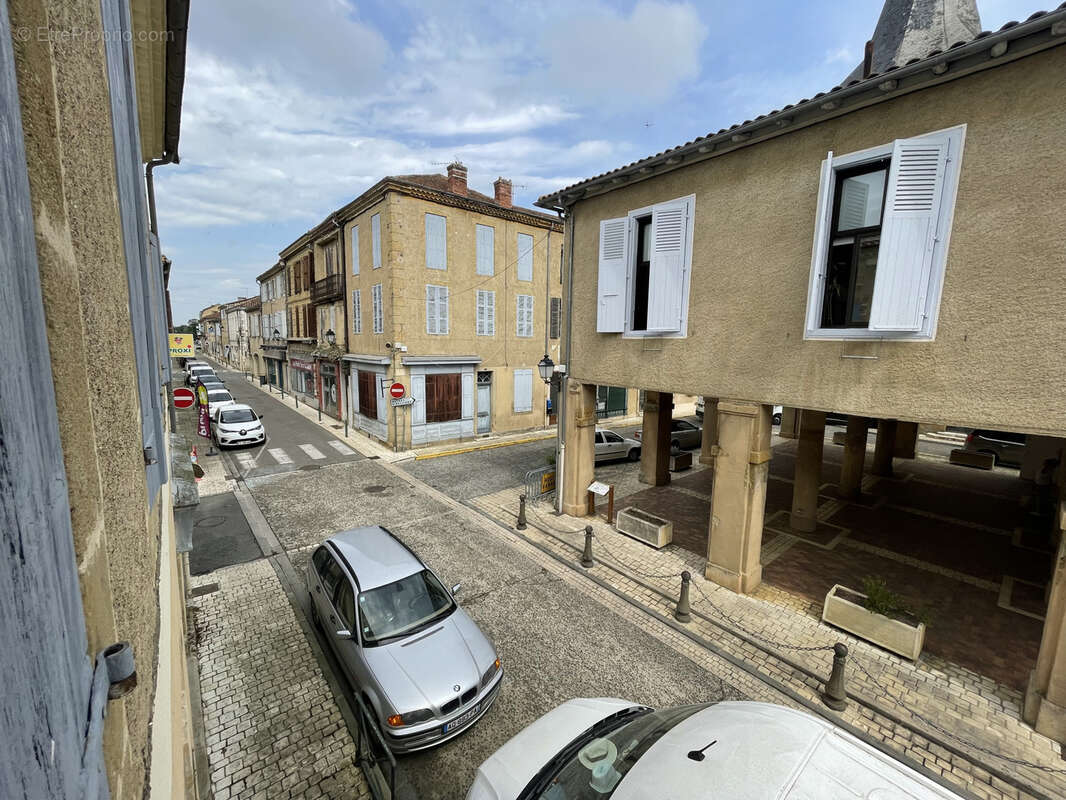 Immeuble avec cabinet loué, appartement à restaurer et cour intérieur sympa - photo 5