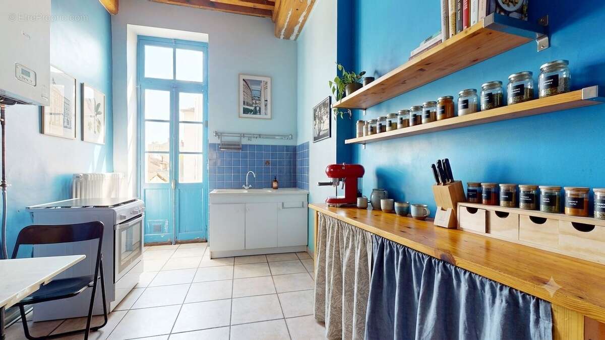 Appartement type Canut de 93m2 en étage élevé au centre de Saint Just - photo 3
