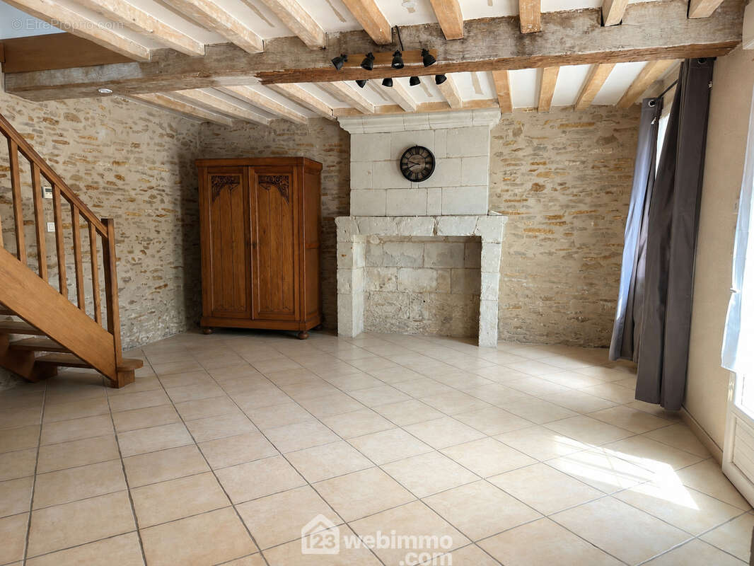 Maison 155 m² à Maze  - photo 3
