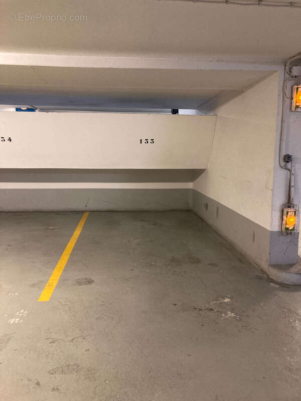 Parking à PARIS-4E