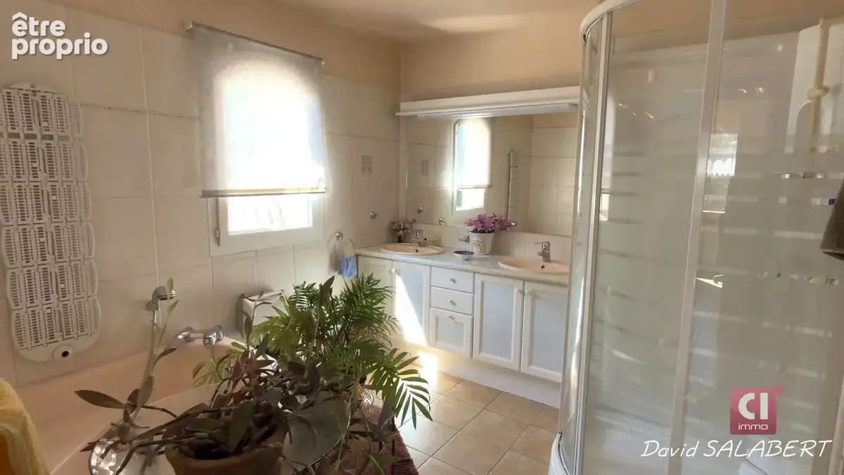 Garéoult -Villa à vendre de plain-pied avec piscine, studio et double garage - photo 13