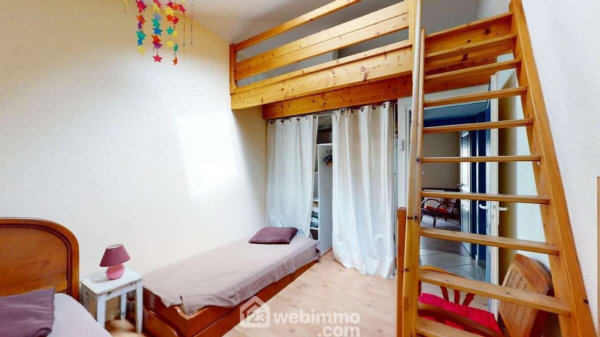 Troisième chambre avec placard et son espace mezzanine.