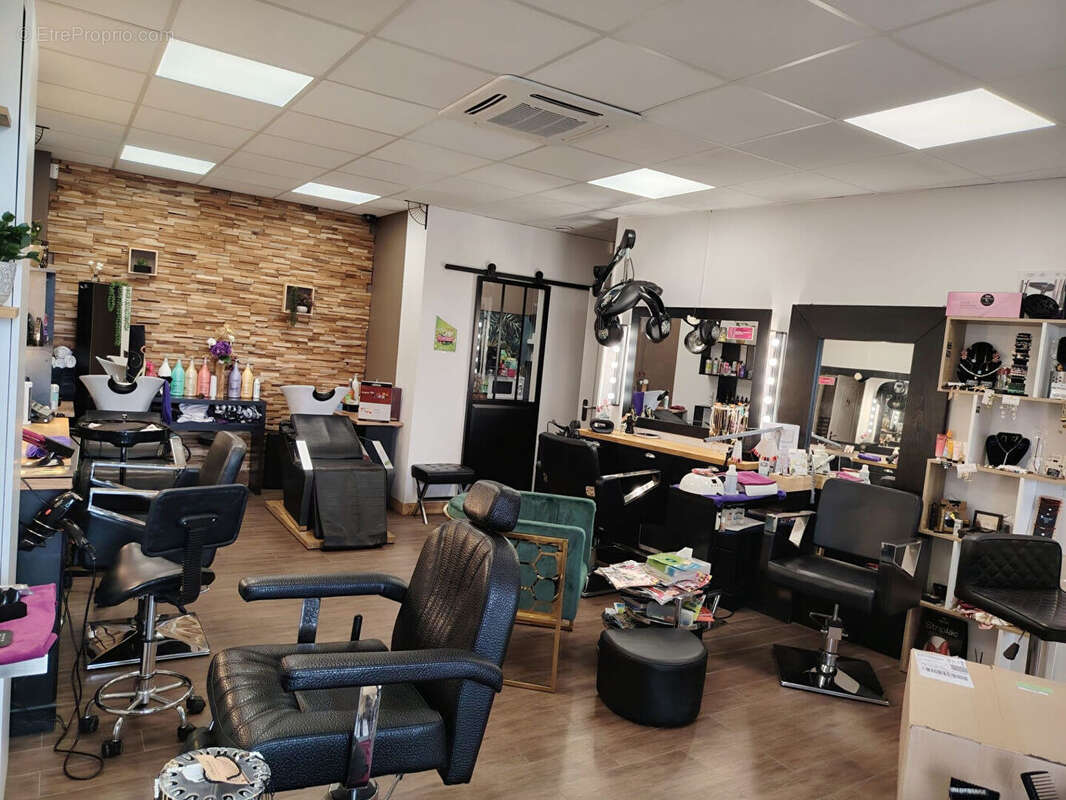 Commerce à ENTRAIGUES-SUR-LA-SORGUE