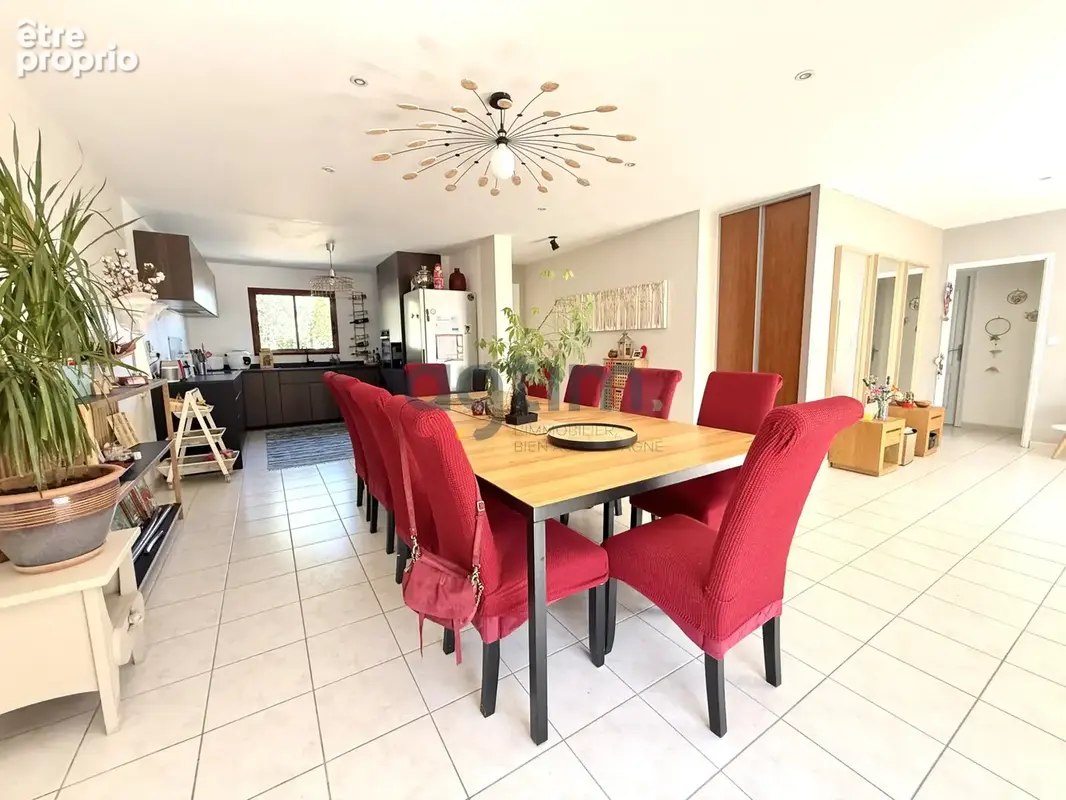 MONTAIGU-VENDEE, La Guyonnière, centre, plain pied 184m2 hab, 4 ch, salle jeux, dépendances, 800m2 terrain - photo 2