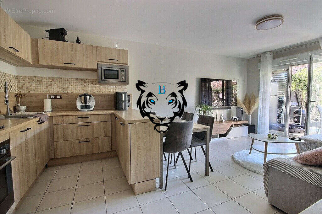 Appartement à ROQUEBRUNE-SUR-ARGENS