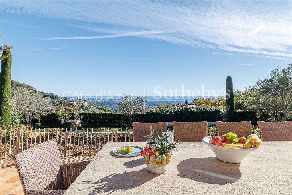 Vence bastide néo provençale avec vue mer, piscine chauffée et jardin paysager de 4 300 m² - photo 5