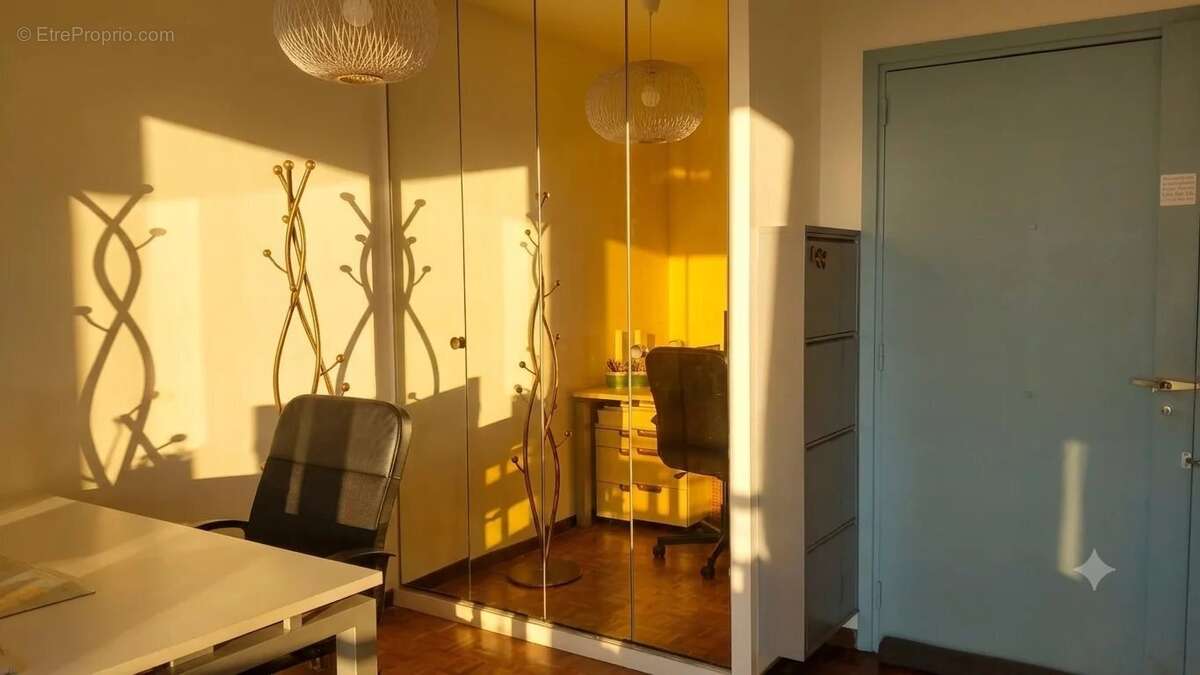 T3/t4 traversant de 87 m²  allée des pins– vue panoramique mer et collines – grand balcon – cave - photo 7