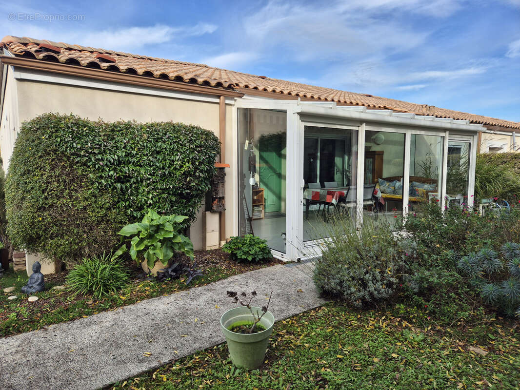 Maison à SAINT-LAURENT-DE-LA-PREE