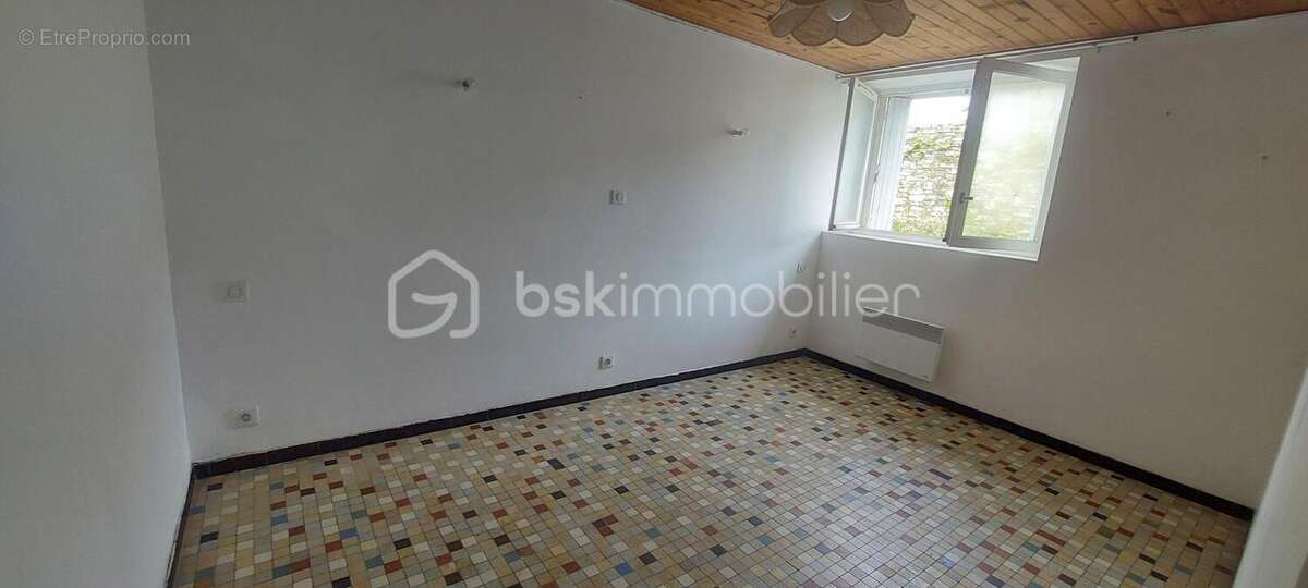 Maison plain-pied - 2 chambres - jardin - garage - dependances - photo 8