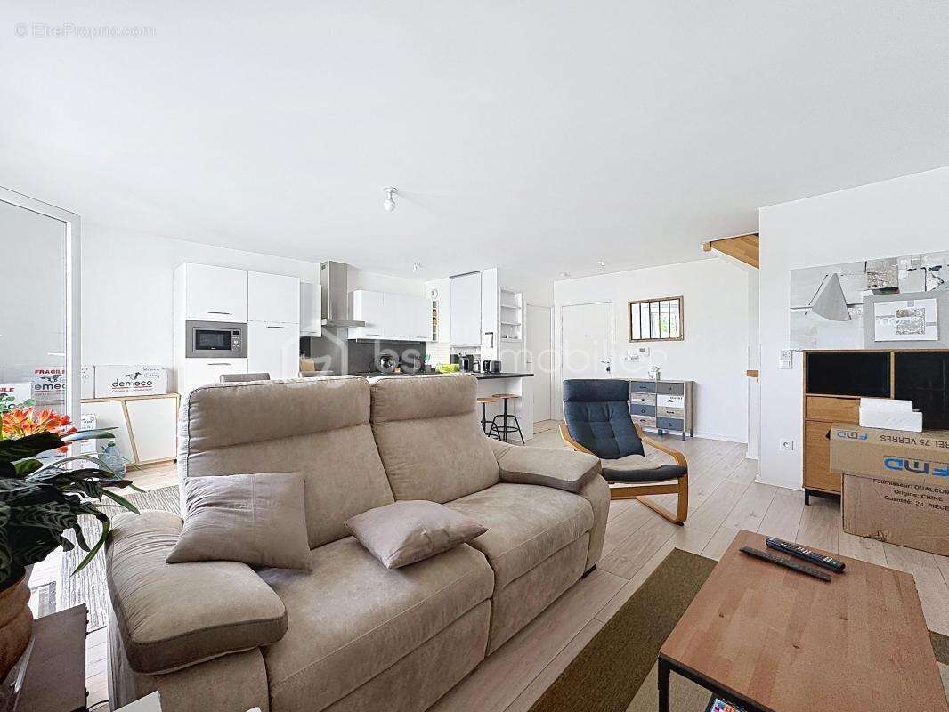 Appartement à THIVERVAL-GRIGNON