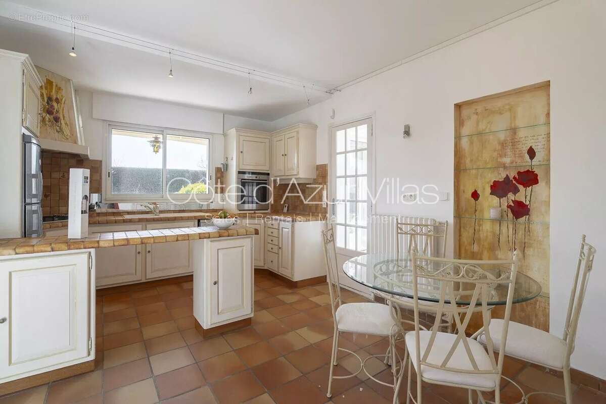 Maison à ROQUEFORT-LES-PINS