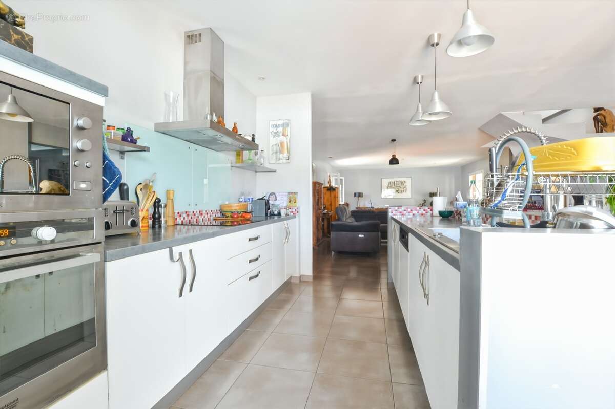 Montady – Maison familiale de 184 m² avec piscine et véranda - photo 6