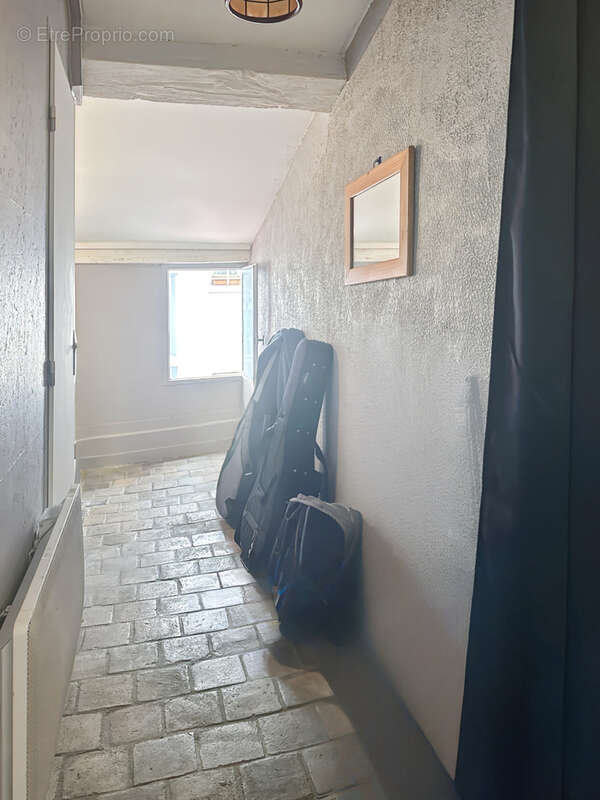 Cosy T2 au dernier étage d'un petit immeuble entretenu. - photo 13