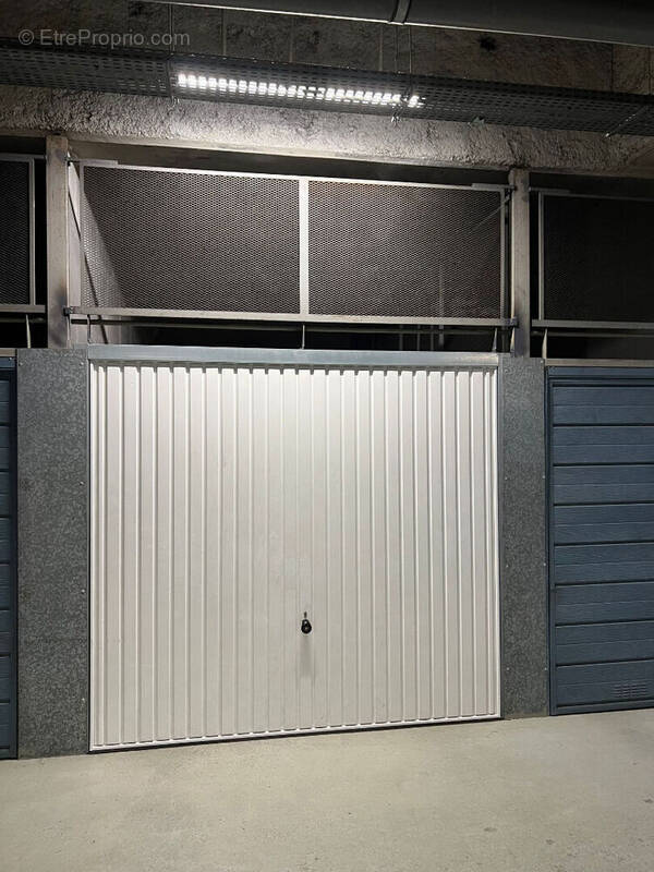 Parking à PARIS-18E