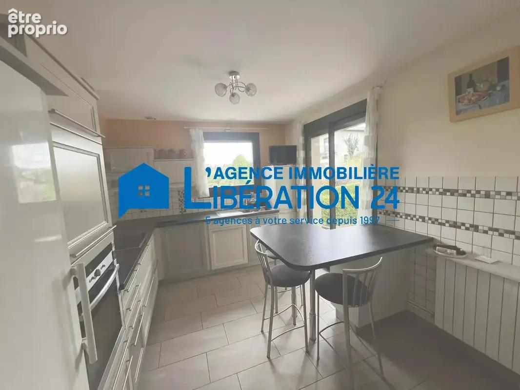 Maison familiale de 193 m² à Saint-Genest-Lerpt - photo 7