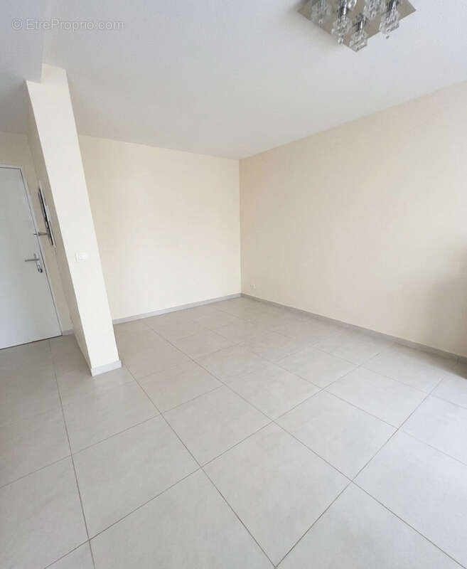 Appartement à SAINT-LAURENT-DU-VAR