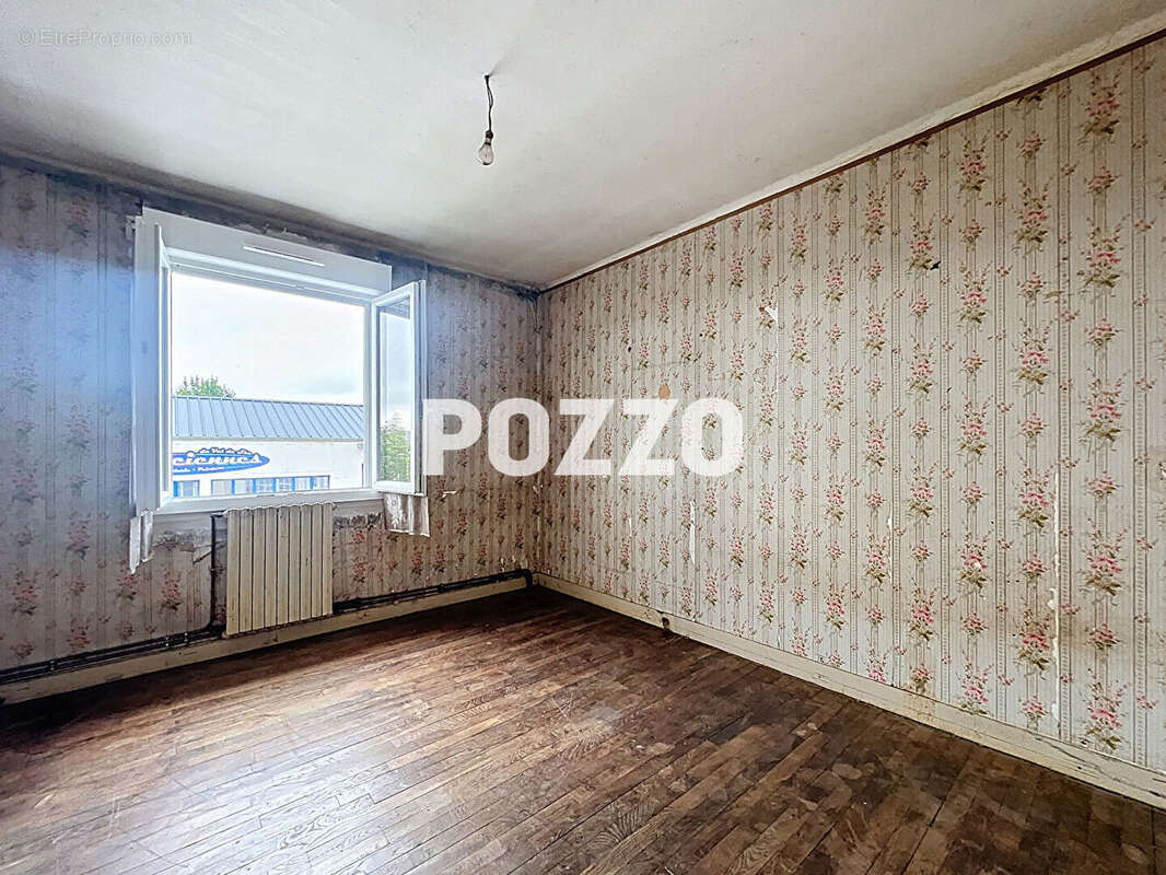 A Vendre - Juvigny Les Vallées - Maison 9 pièce(s) 136 m² - Centre-bourg - photo 8