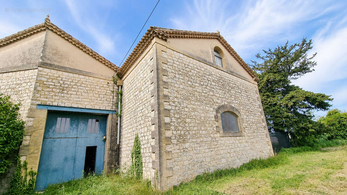 Batiments en pierre 740 m2 avec terrain attenant - photo 8