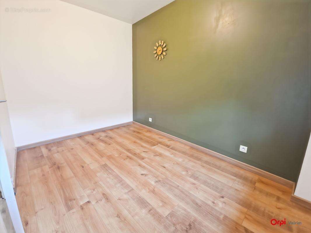  Maison de ville de 4 pièces – Fort potentiel, cour et dépendance  Idéalement située au cœur d'une commune dynamique, découvrez  - photo 9