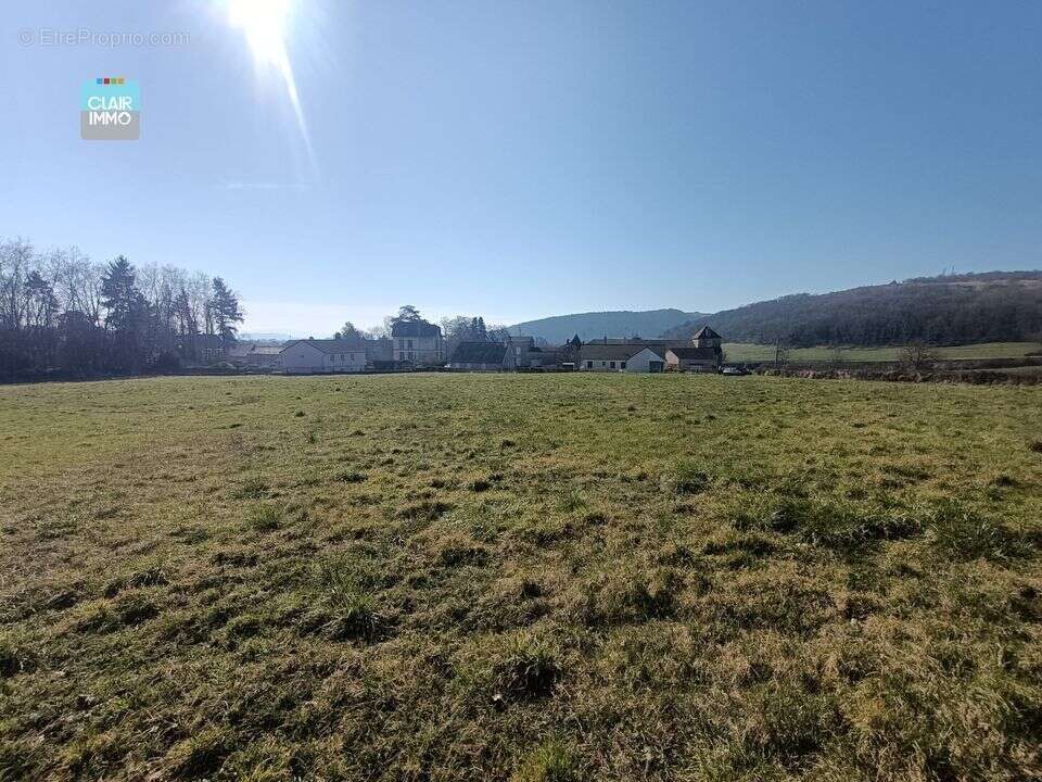 A Saint-Gengoux-Le-National, 28 km de Chalon-sur-Saône, 22 km - Terrain à SAINT-GENGOUX-LE-NATIONAL