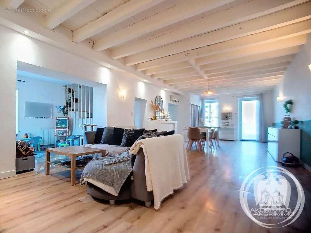 Maison à CREUZIER-LE-VIEUX