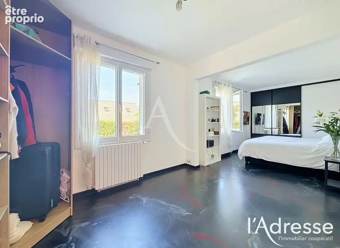 Maison entièrement rénovée avec piscine chauffée et grands garages - photo 4