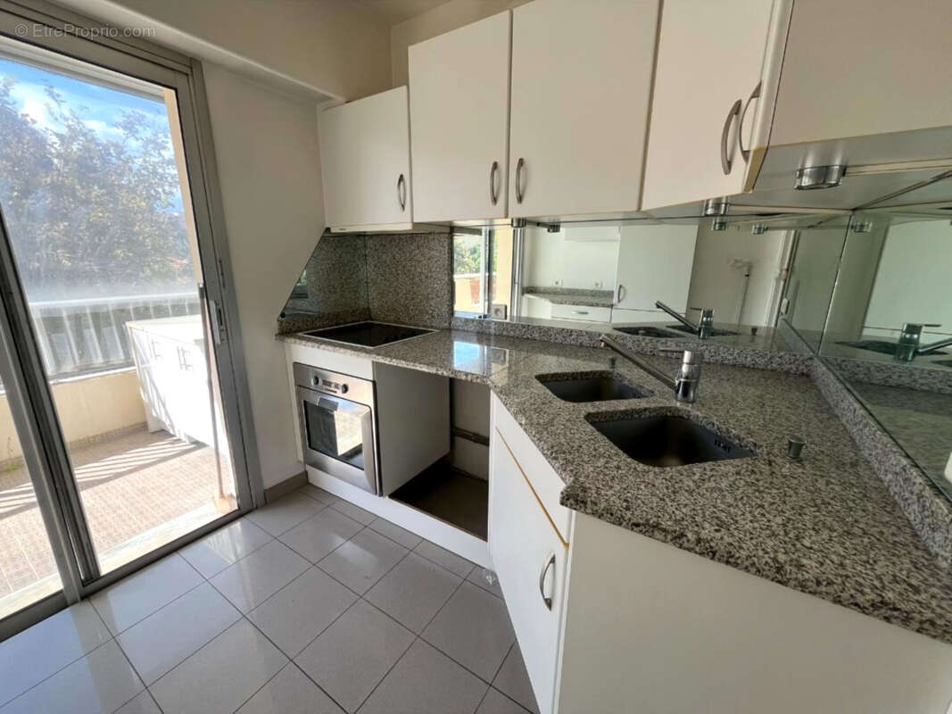 Appartement à SAINT-LAURENT-DU-VAR