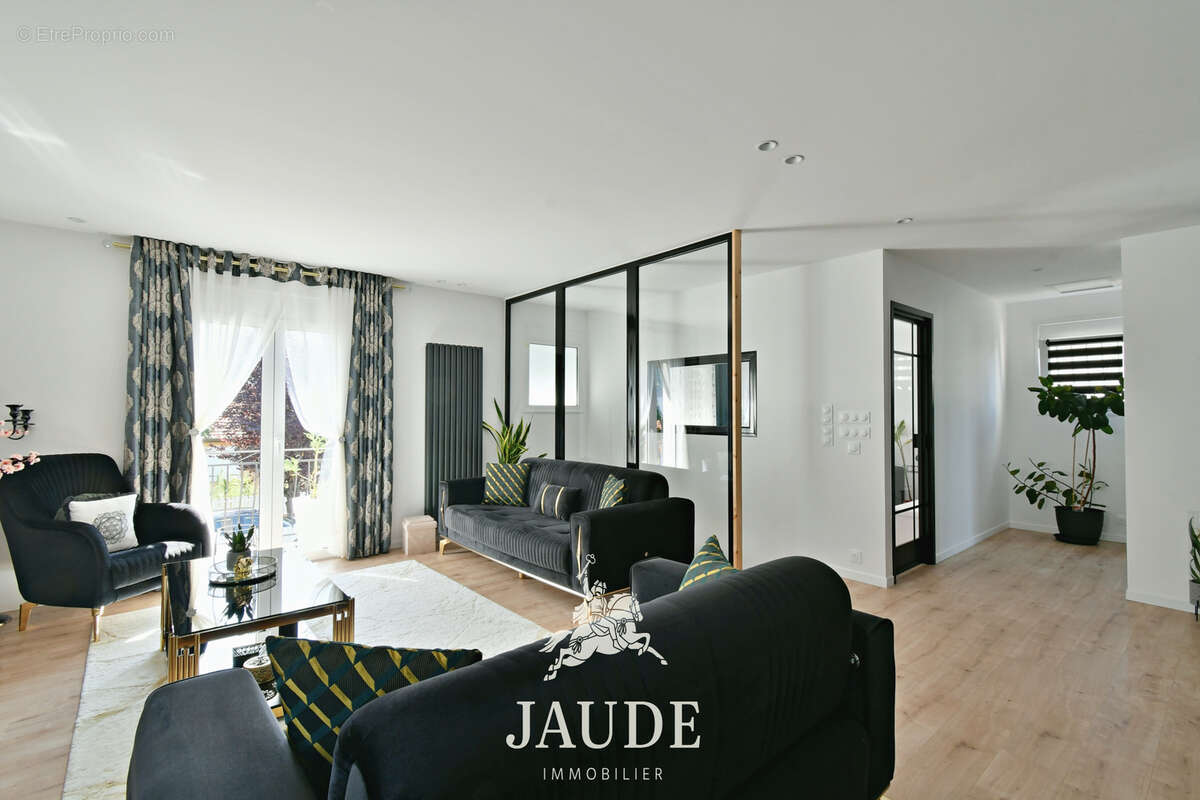 Maison 135 m2 avec jardin clos et arboré (453m2) ENTIÈREMENT RÉNOVÉE - photo 3
