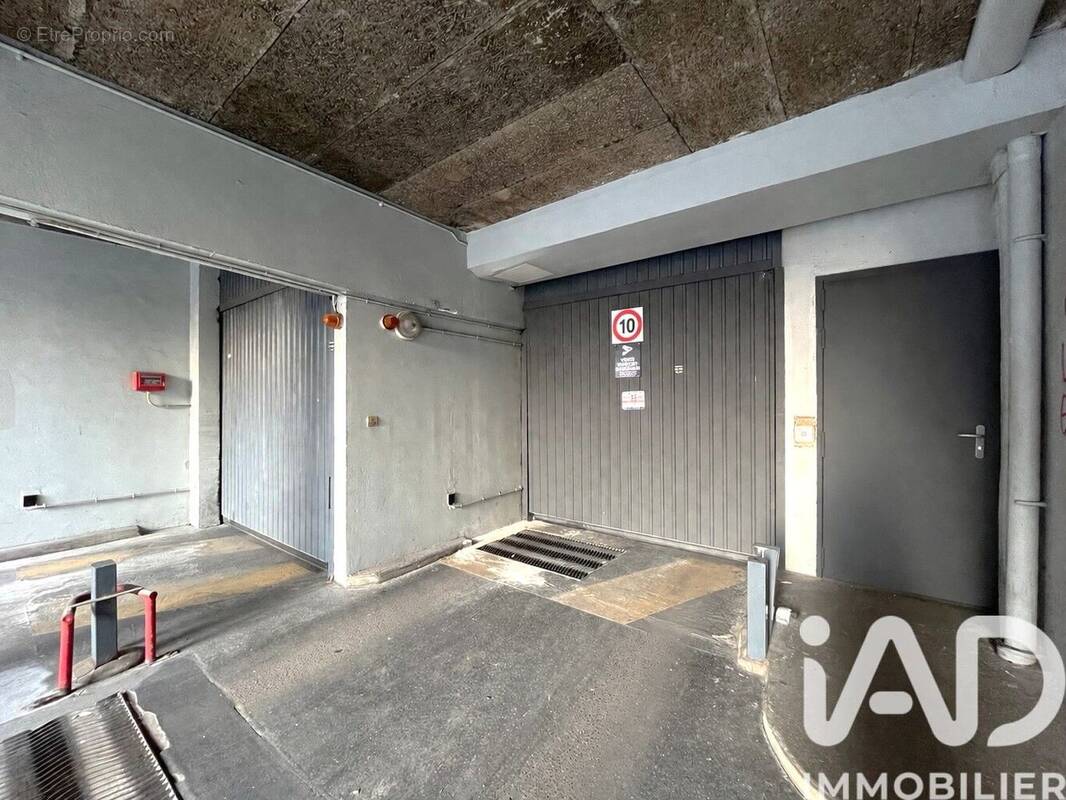 Photo 1 - Parking à PARIS-11E