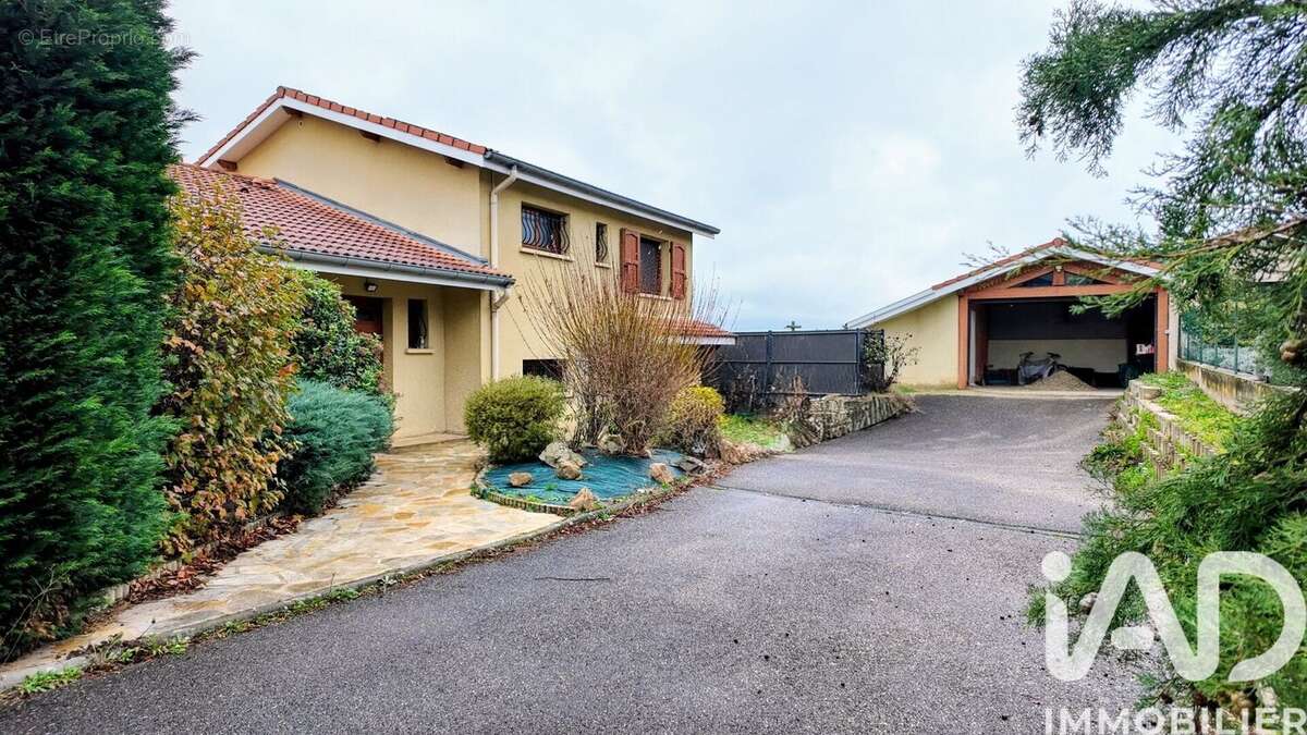 Photo 2 - Maison à SAINT-JUST-SAINT-RAMBERT