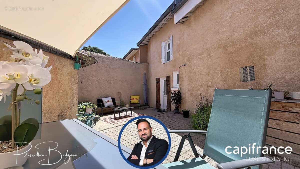 Maison à vendre 4 pièces SAINT GENIS LES OLLIERES (69) – Le charme d'une maison de village avec cour intimiste, garage et vie à  - photo 9