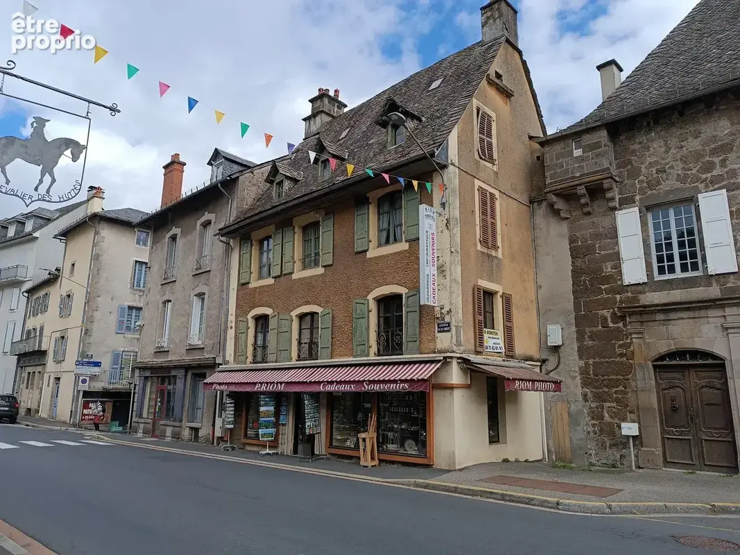 Vic sur cere (15800)  maison de ville à rénover - photo 1