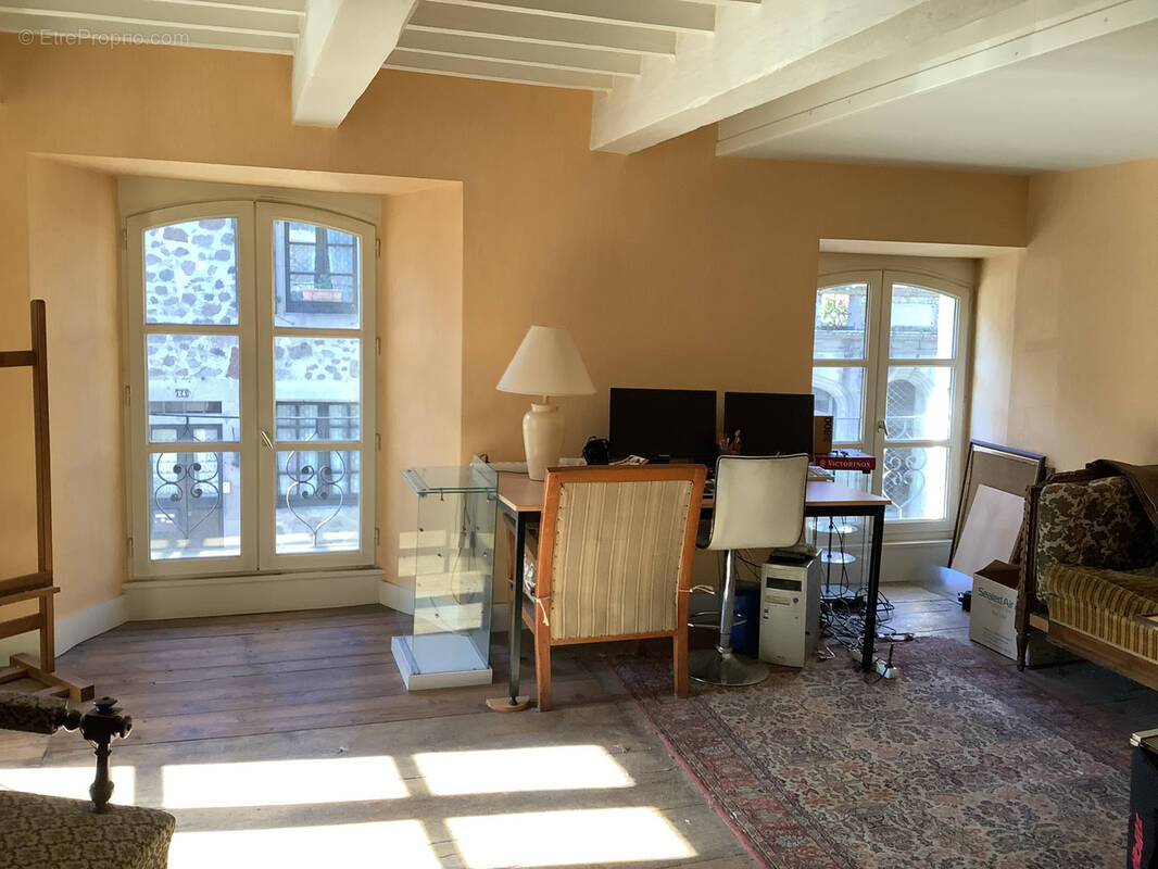 Maison à VIC-SUR-CERE